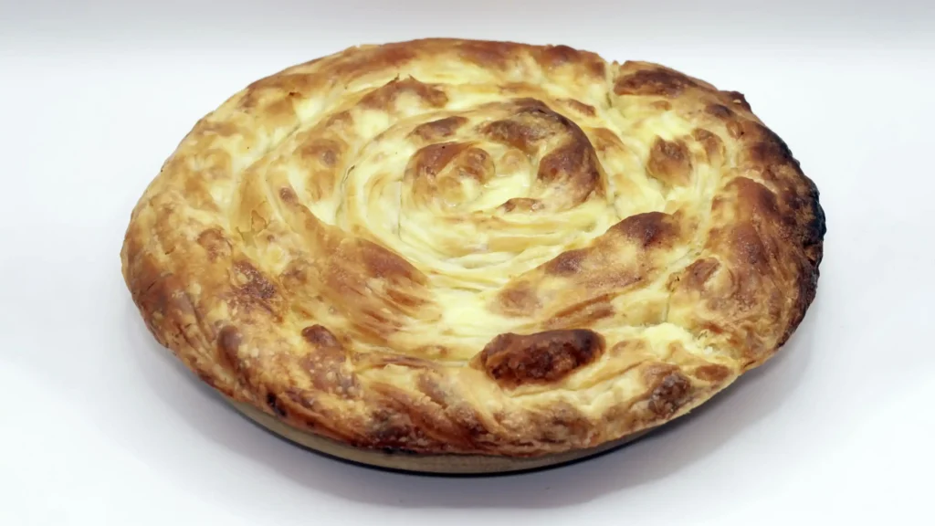 Sukana pita sa sirom recept. Domaća pita sa hrskavim korama, tradicionalni recept iz Niša - Pitaboom